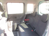 リヤシートも全車消毒済み。天井も高く広々快適空間!足元も軽とは思えない広さ。左右シートが別々に動くのでアレンジ色々♪