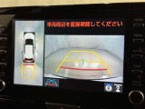 後方の見える安心をお届けするバックガイドモニター付:バックするときのアシストラインもあって楽々バック!車庫入れや縦列駐車をサポートし、苦手な駐車も安心です!今やもう手放せない装備ですネ♪