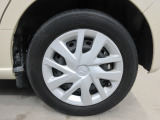 タイヤはスチールホイールで純正のホイールカバーを装備しています。