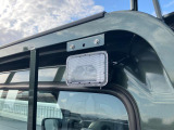 荷台を明るく照らして、夜間の作業をサポートする【LED荷台作業灯】。