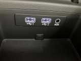 運転席と助手席の間にUSB電源があります。スマホなど外部機器の電源や充電に便利です。