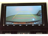 バックガイドモニター(バックモニター)付き。車両後方の映像をナビ画面に表示し、駐車などの後退操作をサポートします。