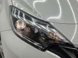 【HIDヘッドライト】非常に明るく前方を照らしてくれるので、悪天候や夜間の走行時も視界良好で安心してお乗りいただけます。
