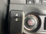 【キーレススタートシステム】カバンやポケットに入れたままでもドアの施錠・解錠が可能なスマートキーを装備。エンジンのオン・オフ時もカギを取り出す必要が無いからとっても便利です♪