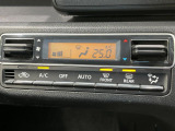 【オートエアコン】一度お好みの温度に設定すれば、車内の温度を検知し風量や温度を自動で調整。暑い&hellip;寒い&hellip;と何度もスイッチ操作をする必要はありません。快適な車内空間には必須の機能ですね♪