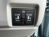 両側電動スライドドアです。リモコンや運転席スイッチ、ドアハンドルの操作で自動開閉。お子様を抱き抱えている時や荷物の多いときなどに便利です!!
