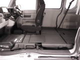 【助手席側センターピラーレス】助手席側の大きな開口部から、荷室へラクにアクセスできます。ピラーの機能は助手席ドアとスライドドアに内蔵し、高い衝突安全性能も確保しています。