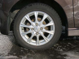 冬タイヤには、アルミホイールが装着されています。
