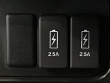 充電用USBジャックを2個装備!iPhoneはもちろん少しアンペアが高めのiPadも充電することが出来ます(運転しながら充電できます)