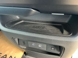 スマートフォンを充電出来る、ハンズフリー充電器がセンターコンソール前部に付いてます。