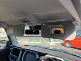 運転席にはミラー付きサンバイザーを装備☆