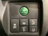 Hondaセンシング用の、VSA(ABS+TCS+横滑り抑制)解除と路外逸脱抑制機能のオンオフスイッチなどはハンドルの右側に装備しています。燃費に役立つECONボタンもここです。