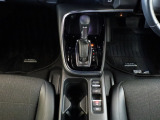 操作性に優れたインパネシフトです。また電子制御パーキングブレーキを採用おり、指でスイッチをON/OFFでき便利で快適です。さらに、坂道や渋滞時に効果を発揮するオートブレーキホールドも装備されています。