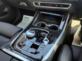 【シフト】スポーティーさを極めたなめらかなシフトチェンジが可能で、快適なクルージングからダイナミックな走りまで、さまざまな運転スタイルに適応いたします。