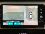 マルチビューカメラシステム搭載車です。お車の周囲を全方位でカバーします。後方・前方・両脇と、コンディションが悪い視界でもカラーモニターに映し出した映像がドライバーをサポートします。