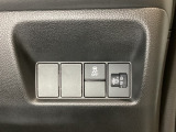 ハンドルの右側にはヘットライトリベライザーとVSA(ABS+TCS+横滑り抑制)の解除スイッチがついています。ヘッドライトリベライザーは道路状況や積荷の加重に応じてライトの高さを調節できます。