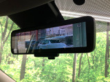 【インテリジェントルームミラー】後席の大きな荷物や同乗者で後方が確認しづらい時でも安心!カメラが撮影した車両後方の映像をルームミラー内に表示。クリアな視界で状況の確認が可能です!