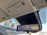 車両後方のカメラ映像を映し出し、車内の状況や、天候などに影響されずいつでもクリアな後方視界が得られるインテリジェントル-ムミラ-が装備されております。