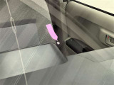フロントガラスに飛び石キズがあるため、納車前の点検時に交換対応させていただきます。
