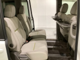 運転席・助手席の背もたれには、2列目シート用にカップホルダー付きの「格納式のシートバックテーブル」を装備しています。休憩時のちょっとした時間などカップを置いたり、小物置きに使えて便利です。