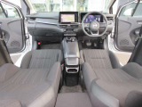 すっきりした運転席周りにはナビやエアコンの操作パネルを設置しておりますので、お一人での運転でもご安心できます。