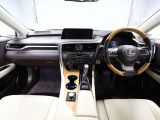 上質で落ち着いた印象のインパネ。視界も広々で運転しやすいです。