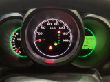 真ん中にスピードメーターを配した、見やすい3眼メーターになっています。右側のインフォメーション画面でオドメーターや燃費などの情報を確認できます。