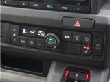 【オートエアコン】温度を設定すれば自動で快適な車内温度を保ちます。エアコン内部の高性能脱臭フィルターで車内のアレルゲンや花粉を除去。