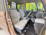 運転席まわりには十分なスペースがあり、大柄な方でもゆったり運転していただける環境です。