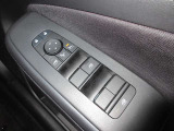 全席パワーウィンドウとなっています。運転席はオートになっているのでワンタッチ開閉することが出来ます。
