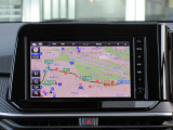 日産純正のメモリーナビ付きです。知らない場所にお出かけの際には非常に活躍します。Bluetoothを搭載しておりますので、運転中でもハンズフリーにて通話を行うことができます。