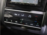 【オートエアコン】温度を設定すれば自動で快適な車内温度を保ちます。エアコン内部の高性能脱臭フィルターで車内のアレルゲンや花粉を除去。