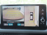 【マルチビューカメラシステム】フロントビューだけでなく、グラウンドビューも表示!自車を上空から見下ろしたような映像が表示されるので、駐車時などにドライバーの死角を減らすことができます。