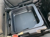 助手席下にはシートアンダートレー、車検証などが入れられます♪