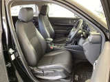 フロント広々、セパレートシートの運転席は、ハイトアジャスターが付いているので、快適にドライブができます。ハンドルはテレスコピック機能で、ハンドル位置を上・下・手前・奥に調節できます。