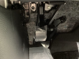 パーキングブレーキはフット式なので運転席と助手席の間はすっきり、移動も楽々です。さっと手が届く位置にATセレクトレバーやエアコンスイッチなどがあり操作性に優れています