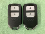 スマートキーを装備しています。鍵を差し込むことなくドアロックの開け閉めと、スタートボタン操作でのエンジンスタートができます。スペアキーも同じものを用意しております。
