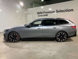 車のドア周辺を光で照らし、乗員を迎え入れるウェルカムライトカーペット。エレガントな演出だけでなく、夜間の乗り降りりをより快適にで安全なものにします。