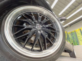 【21インチアルミホイール】外観にマッチしたアルミホイールを装着しております。各種アルミホイールや、スタッドレスタイヤも取扱いしております。是非ご相談ください♪