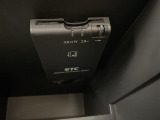 【ETC】有料道路を利用する際に料金所で停止することなく通過できる、ETC車載器(ノンストップ自動料金収受システム機器)が装備されています。セットアップを行うことで利用可能になります。