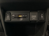 前席の左右別々のシートヒータースイッチが付いています。HiとLoの2段階で温度設定ができます。 スイッチの間にはアクセサリーソケットとETCがついており、高速道路の料金所の通過も楽々です!。