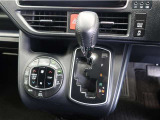 スタイリッシュなデザインのインパネ。各操作スイッチは使いやすい位置に配置されてます。