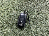 キーフリーシステムになっています。電子キーを携帯しているだけ、それだけでドアのロック開閉からエンジンの始動までできちゃいます♪