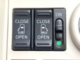 【両側パワースライドドア】スマートキーや運転席のスイッチで後席両側スライドドアの開閉が可能♪電動だから力を入れてドアを開ける必要が無く、小さなお子様でも簡単に開け閉めでき快適です♪