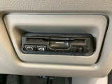 ハンドルの右下にETCがついています。高速道路の料金所の通過も楽々です!。 カードの取り出しもしやすい場所についています。