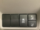 Hondaセンシング用の、VSA(ABS+TCS+横滑り抑制)解除と路外逸脱抑制機能のオンオフスイッチなどはハンドルの右側に装備しています。