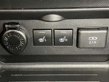 始動直後から温まるシートヒータースイッチと12V/120Wのアクセサリーソケットと充電用USB端子が配置されています。