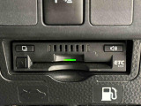 ETCカードを挿入することで高速道路を利用する際の支払いがキャッシュレスになったり、ETCスマートインターチェンジが利用できたり、とても便利なアイテムです!保証は修理保証のみとなります。