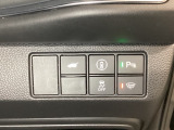 ハンドルの右側にHondaセンシング用のメインスイッチとパワーテールゲートスイッチがついています。パワーテールゲートスイッチは車内からでもテールゲートの開け閉めを電動でできます。