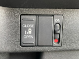 運転席右側に電動スライドドアのスイッチがついています。